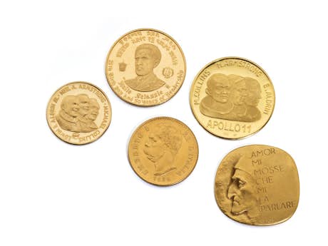 Vier Goldmünzen und eine Medaille